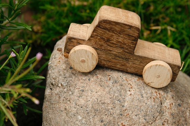 kámen, dřevěné autíčko