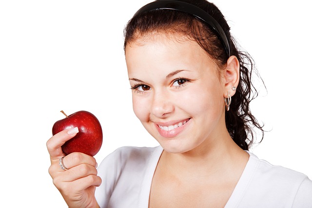 dívka s jablkem