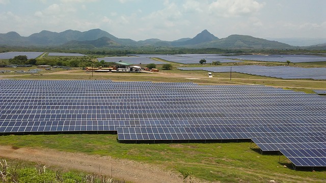 solární panely na zemi