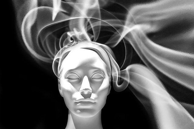 ilustrace ženské tváře zahalené v kouři