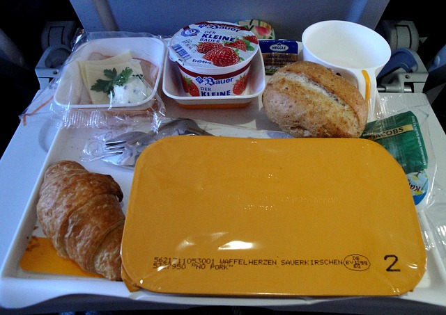 snídaně v letadle přímo na sedadle